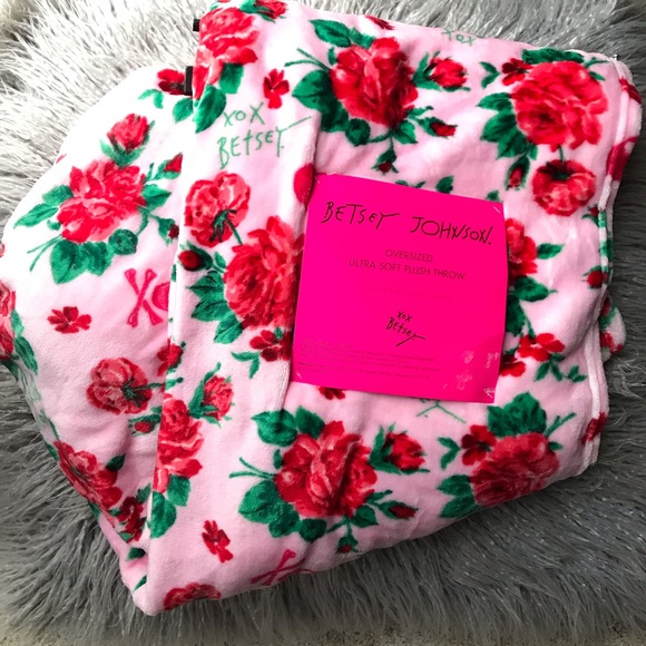 Betsey Johnson Other - Betsey Johnson Pink Roses Bouquet Skulls Throw